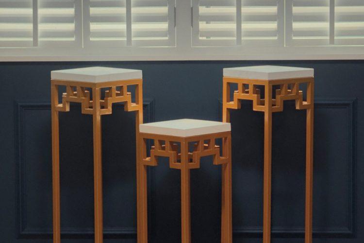 装飾のある展示用台座