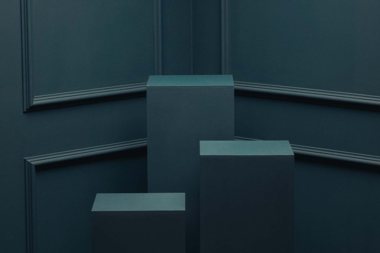 青壁と同色の展示用台座