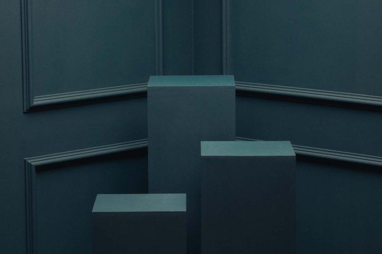 青壁と同色の展示用台座