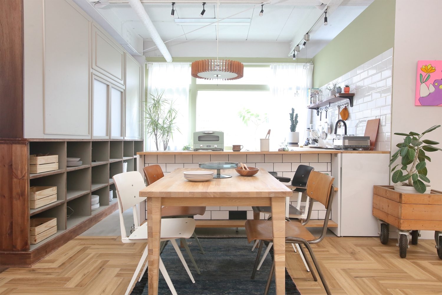 可動式シェルフの背面とキッチンで撮影空間が完成