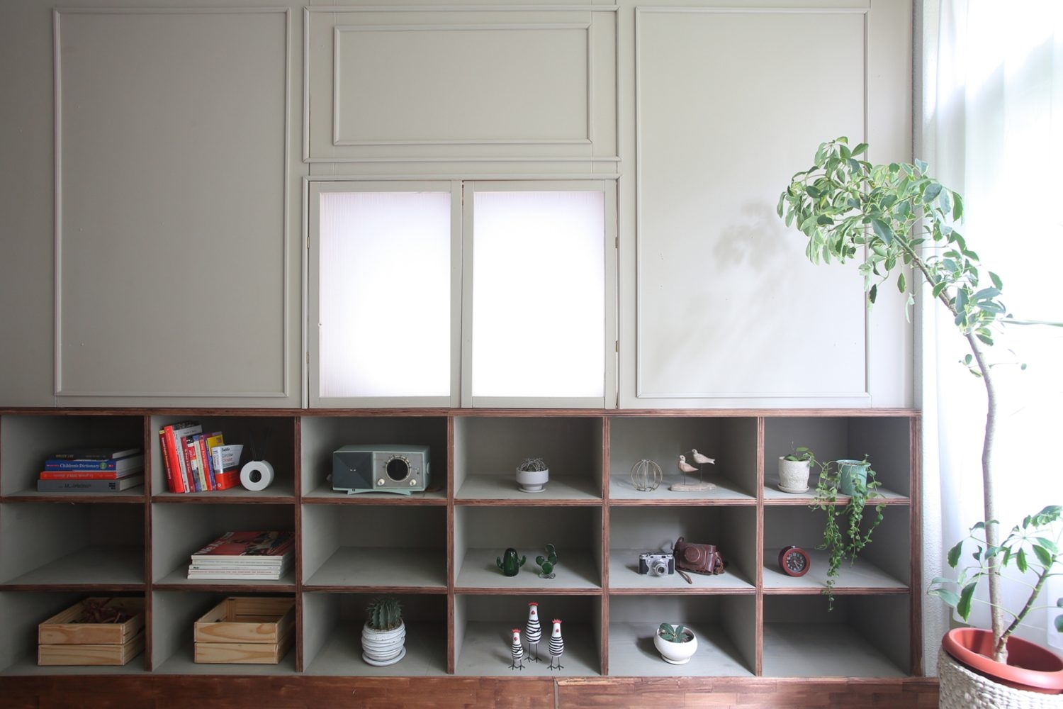 可動式ウッドシェルフの背面には物撮りにも便利な棚