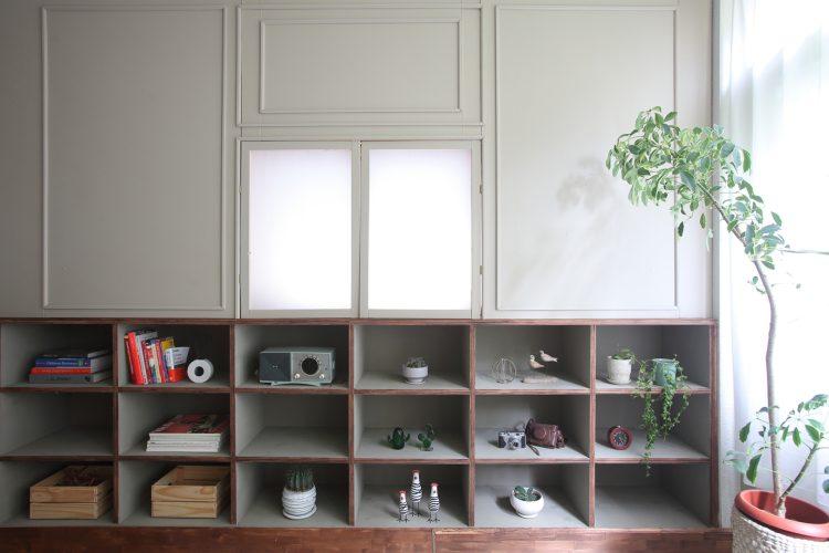 可動式ウッドシェルフの背面には物撮りにも便利な棚