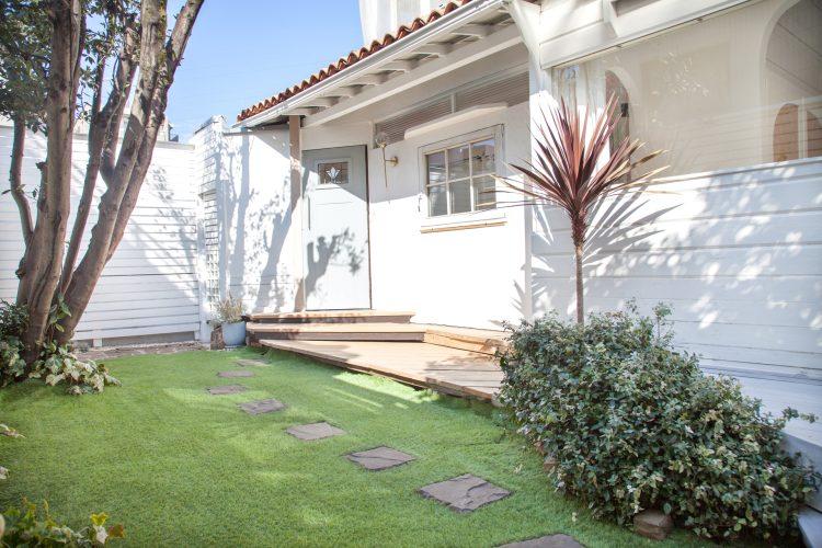 南側ガーデンから母屋