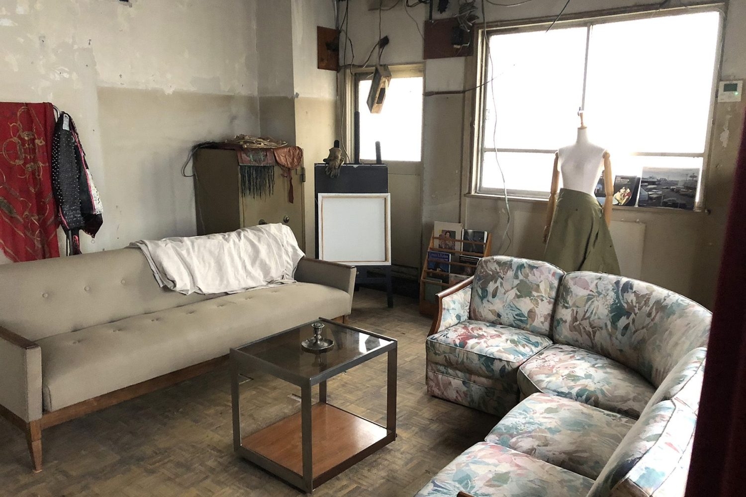 ニュアンスある床とソファ