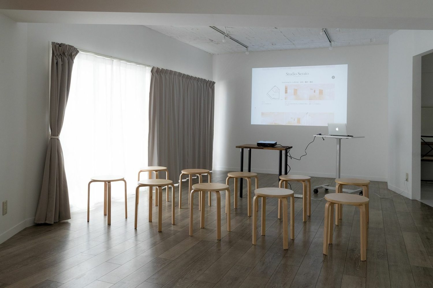 プロジェクターを使った会議にも