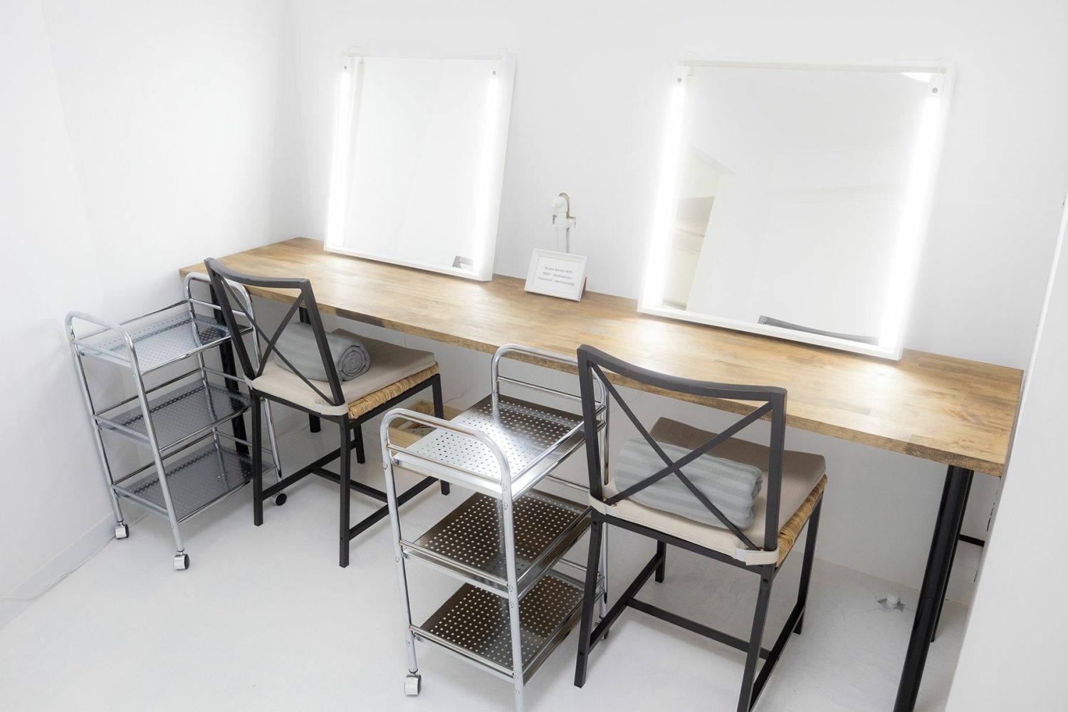 ヘアメイクに便利なワゴンも用意