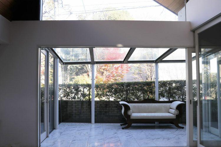 1F ガラス張りのサンデッキ