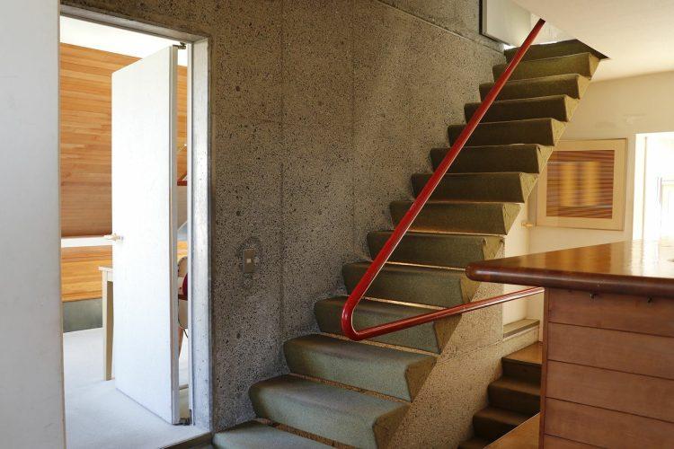 曲線が効いた階段