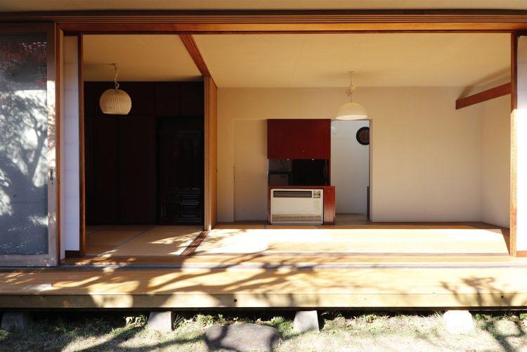 和室 庭側から室内