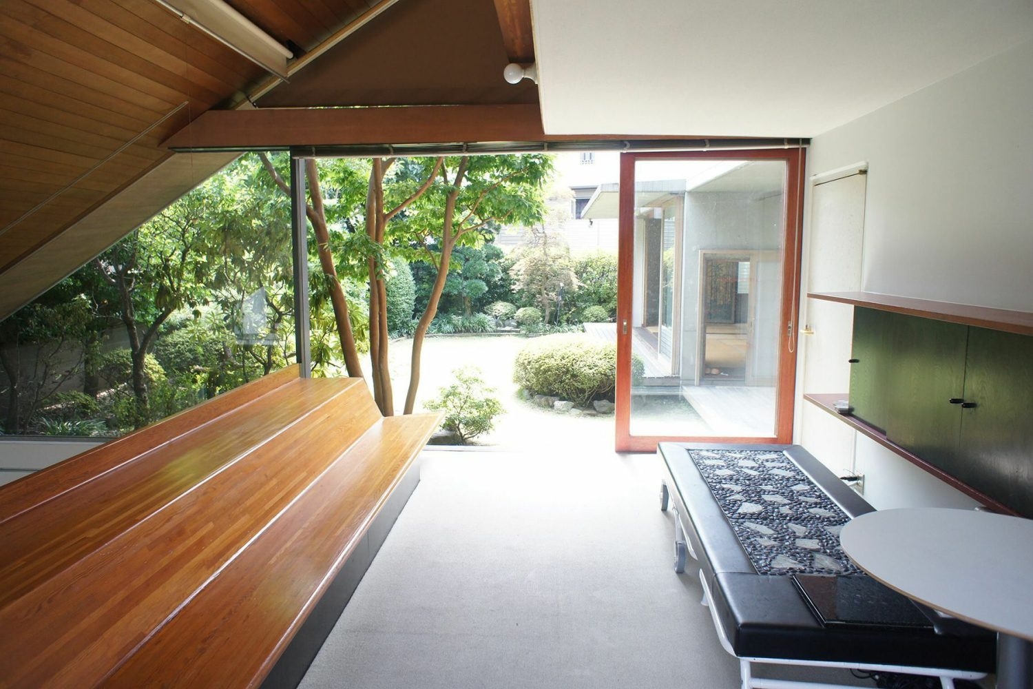 長ベンチの存在感