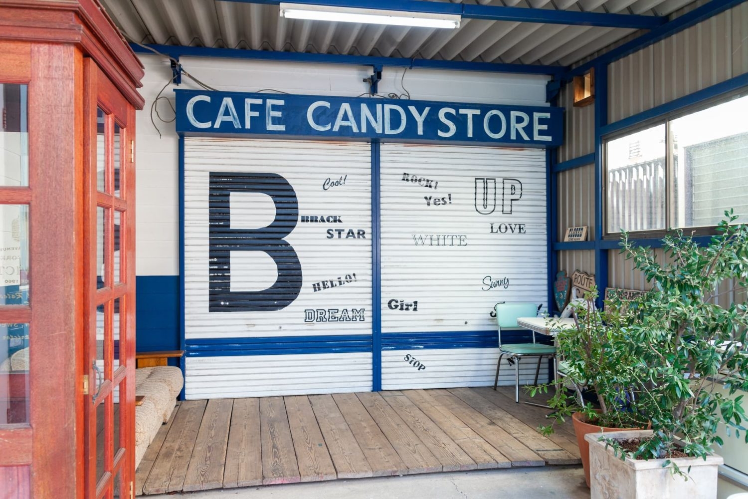 入口(シャッター下ろした状態)