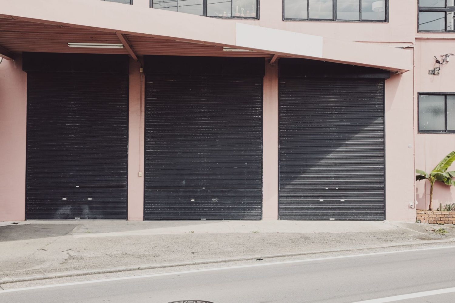 外観 全て黒シャッターが降ります