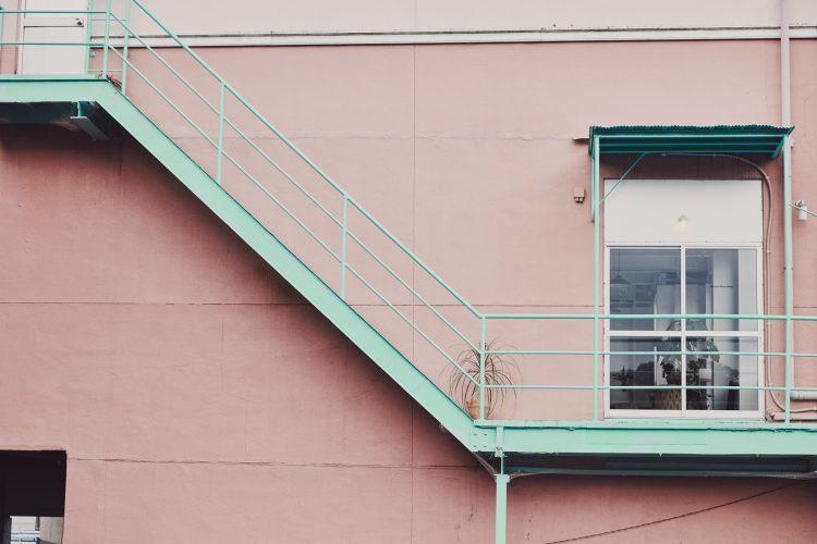 外観 2Fから3Fまでの階段