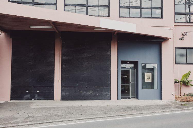 外観 玄関+黒シャッター