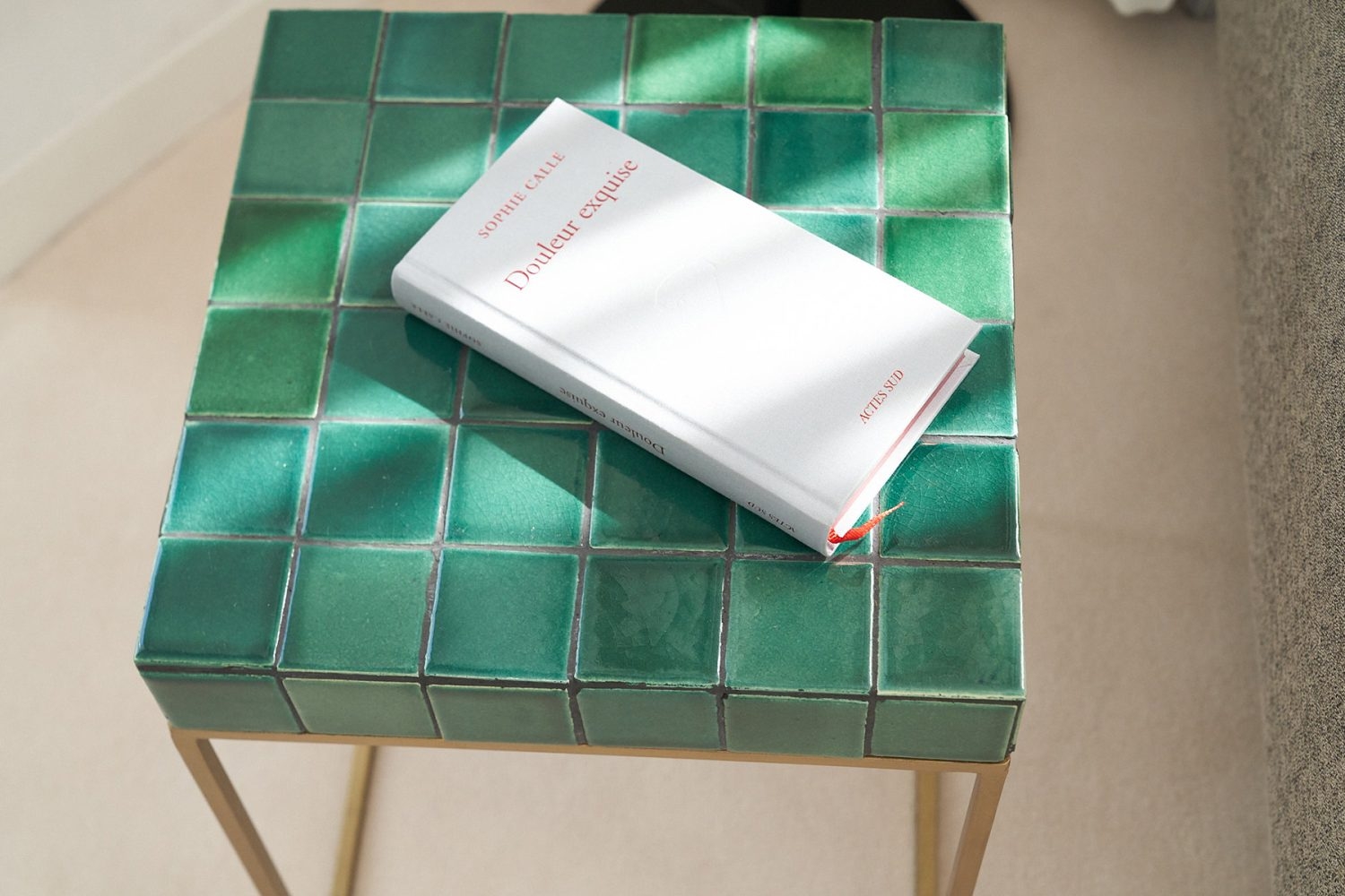 グリーンタイルの小さなテーブル