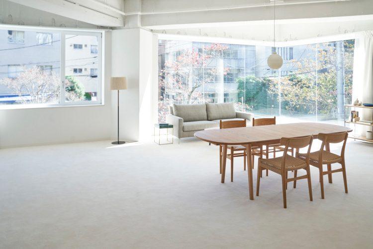 天井高く光あふれる空間