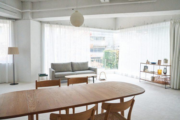 伸長板つき天板のダイニングテーブル