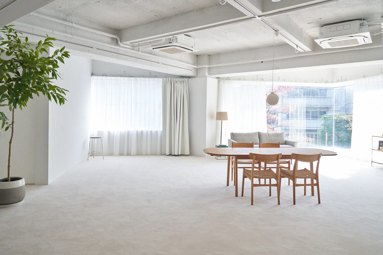 全ての窓を白遮光カーテンで遮光可能