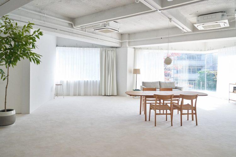 全ての窓を白遮光カーテンで遮光可能