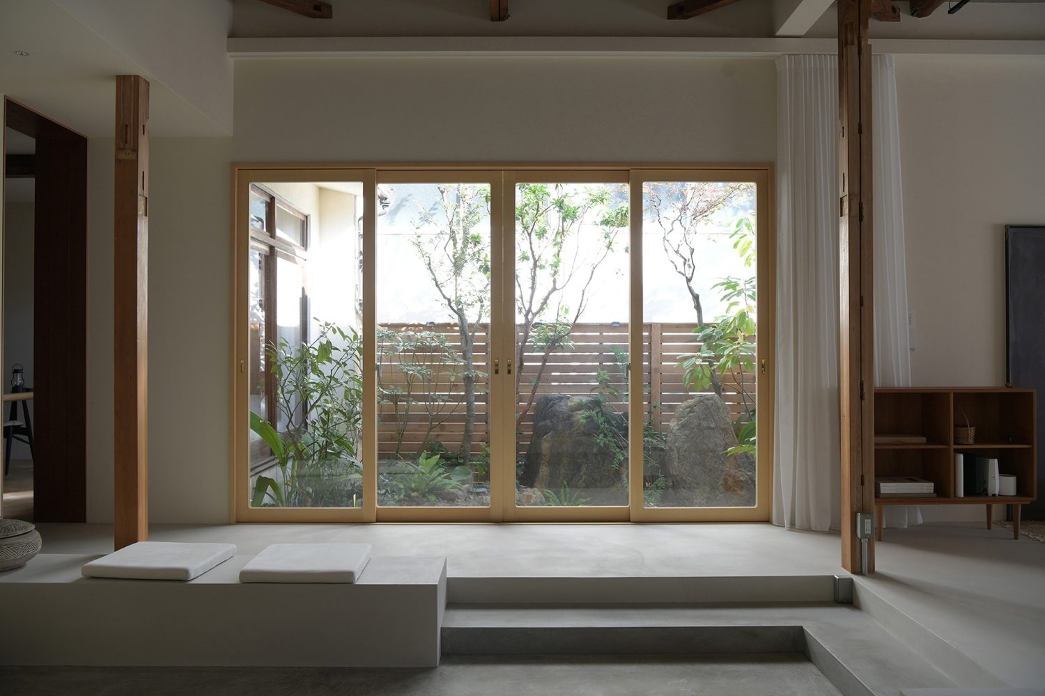 カーテンの向こうには常緑の庭