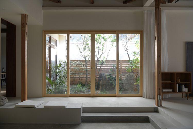 カーテンの向こうには常緑の庭