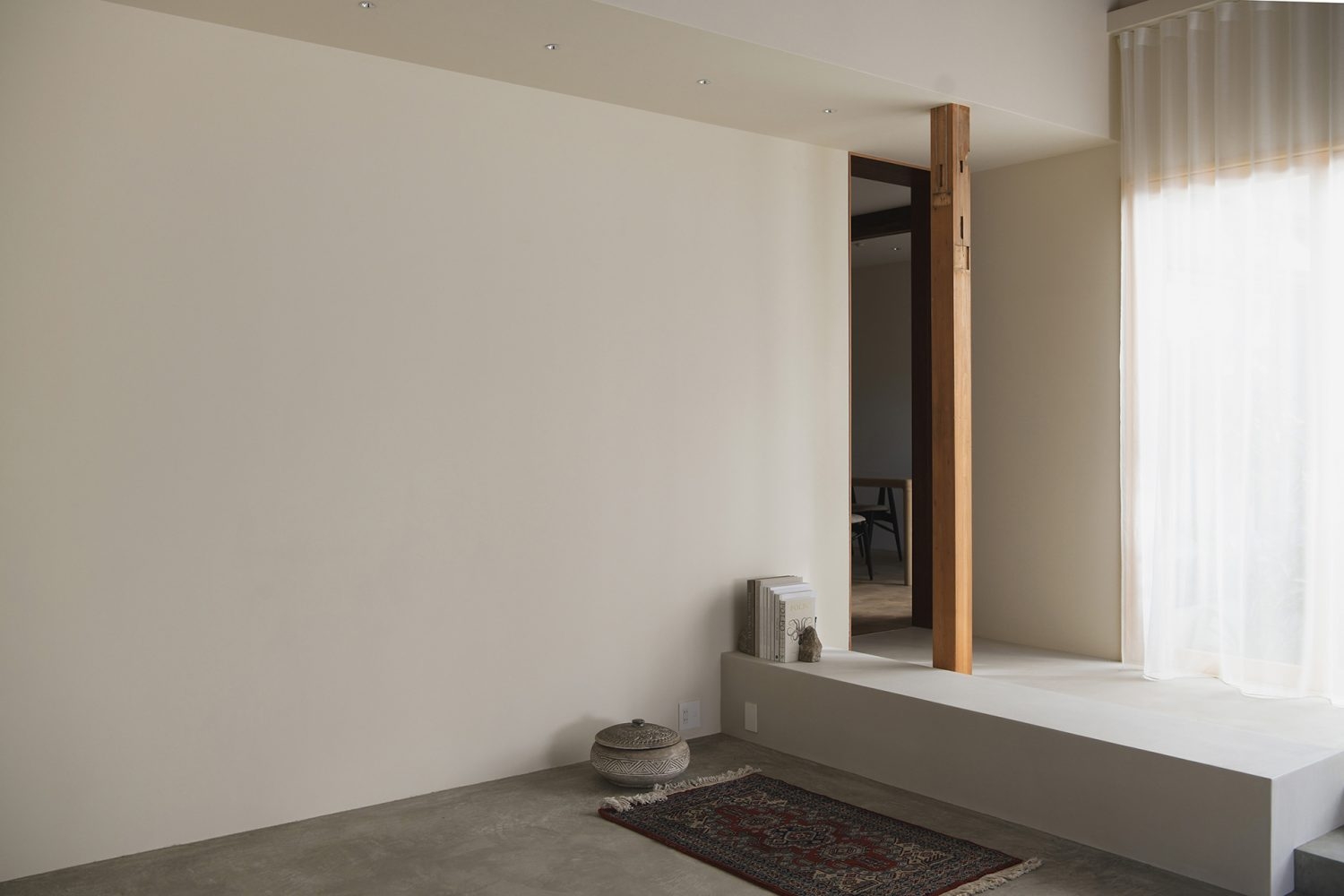 ベンチをよけると大きな白壁に