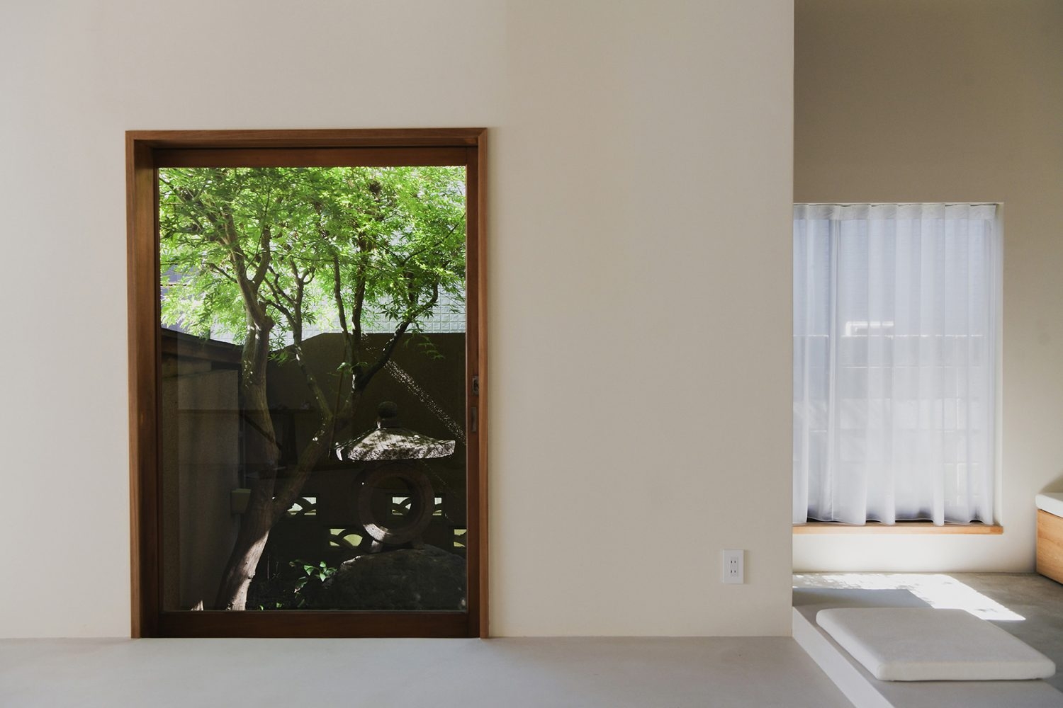 小さな中庭から木漏れ日が溢れる時間も