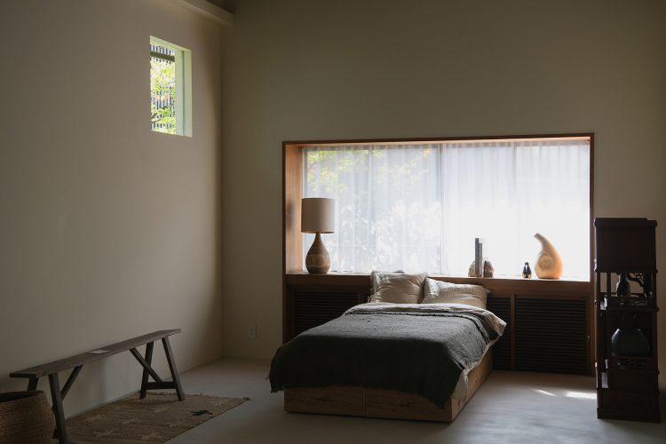 ベンチはベッドにも