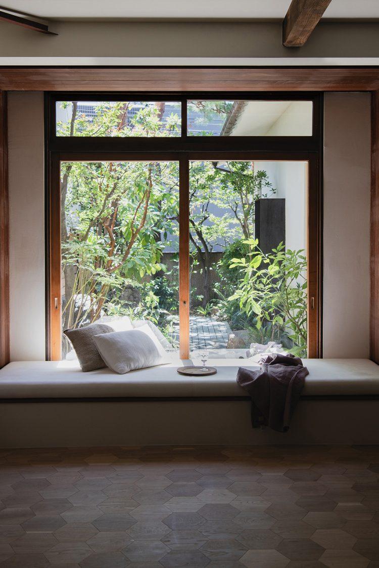 庭を眺めるデイベッド