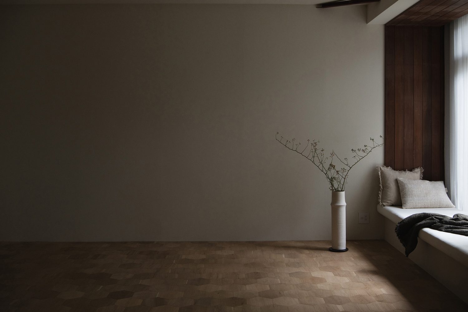 六角フローリングと白壁