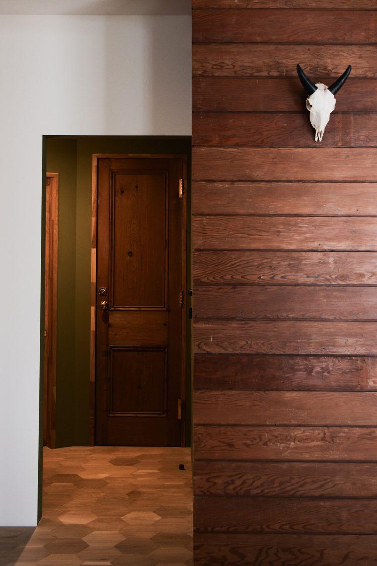 木壁と洗面スペース