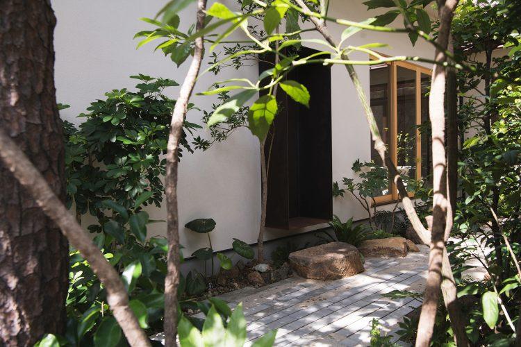 庭とコールテン鋼の玄関