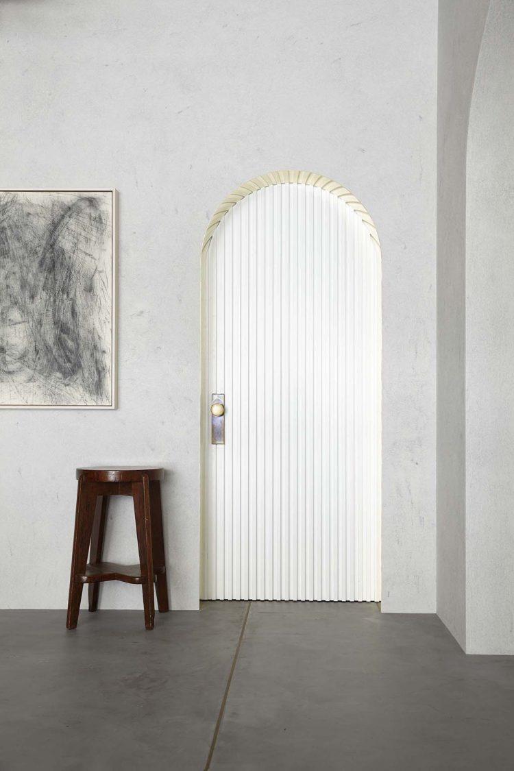 モダンな真鍮縁のアーチ型ドア