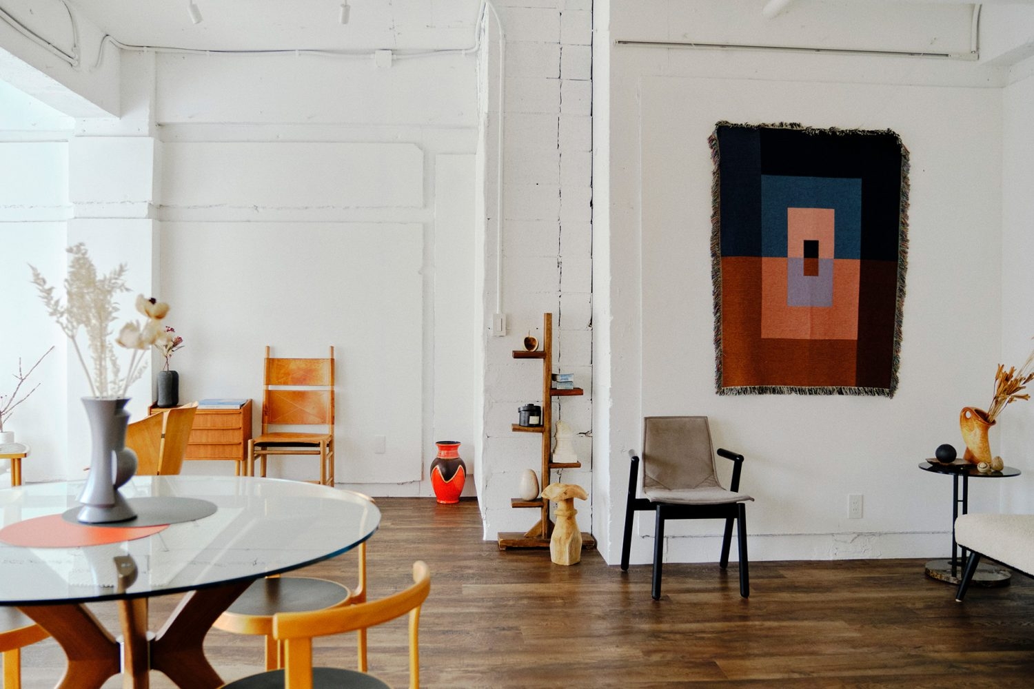 濃色の床と凹凸感のある白壁が印象的な空間