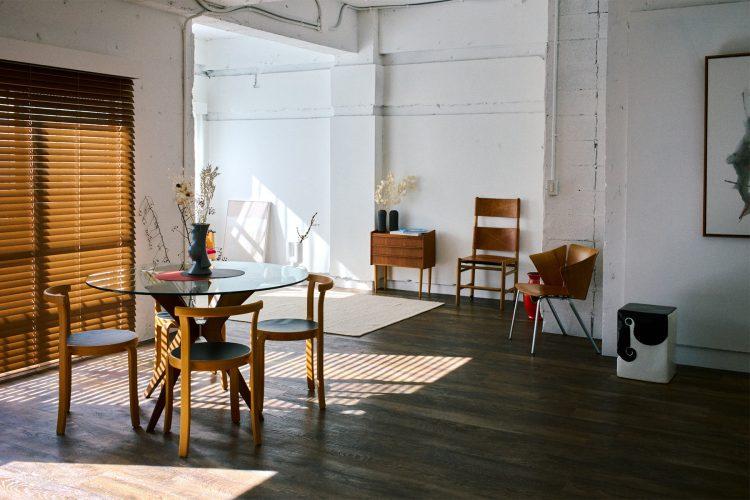 ウッドブラインド越しに差し込む自然光