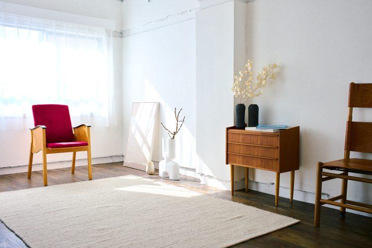 オフホワイトのラグで床面の印象を変更