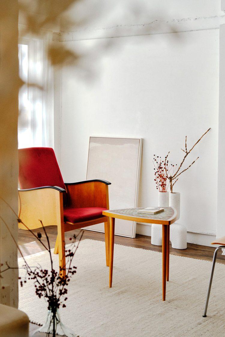 プロップを組み合わせてリビングシーンの演出も