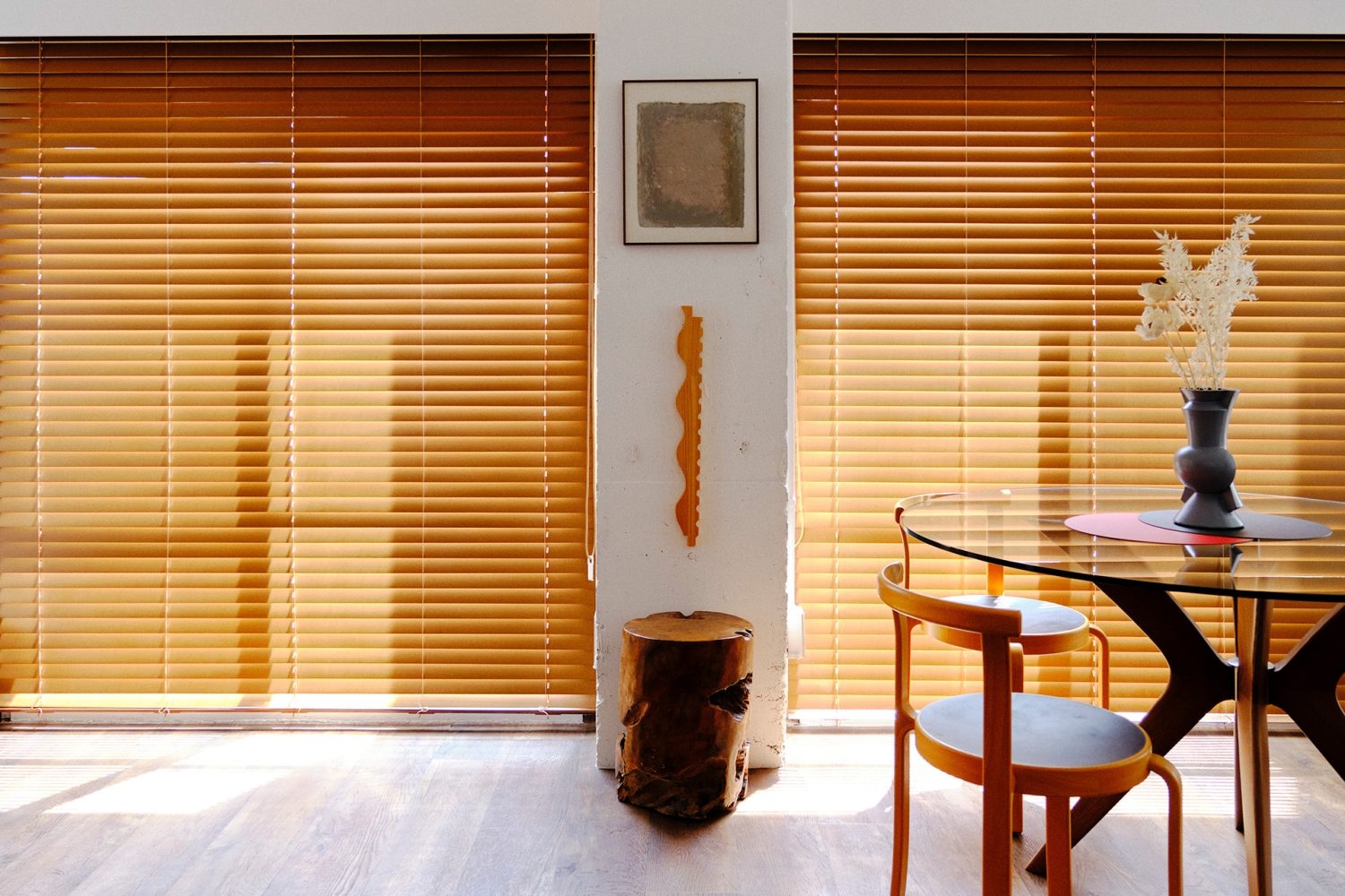 木製のブラインドで光を調整可能