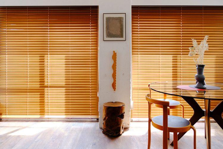 木製のブラインドで光を調整可能