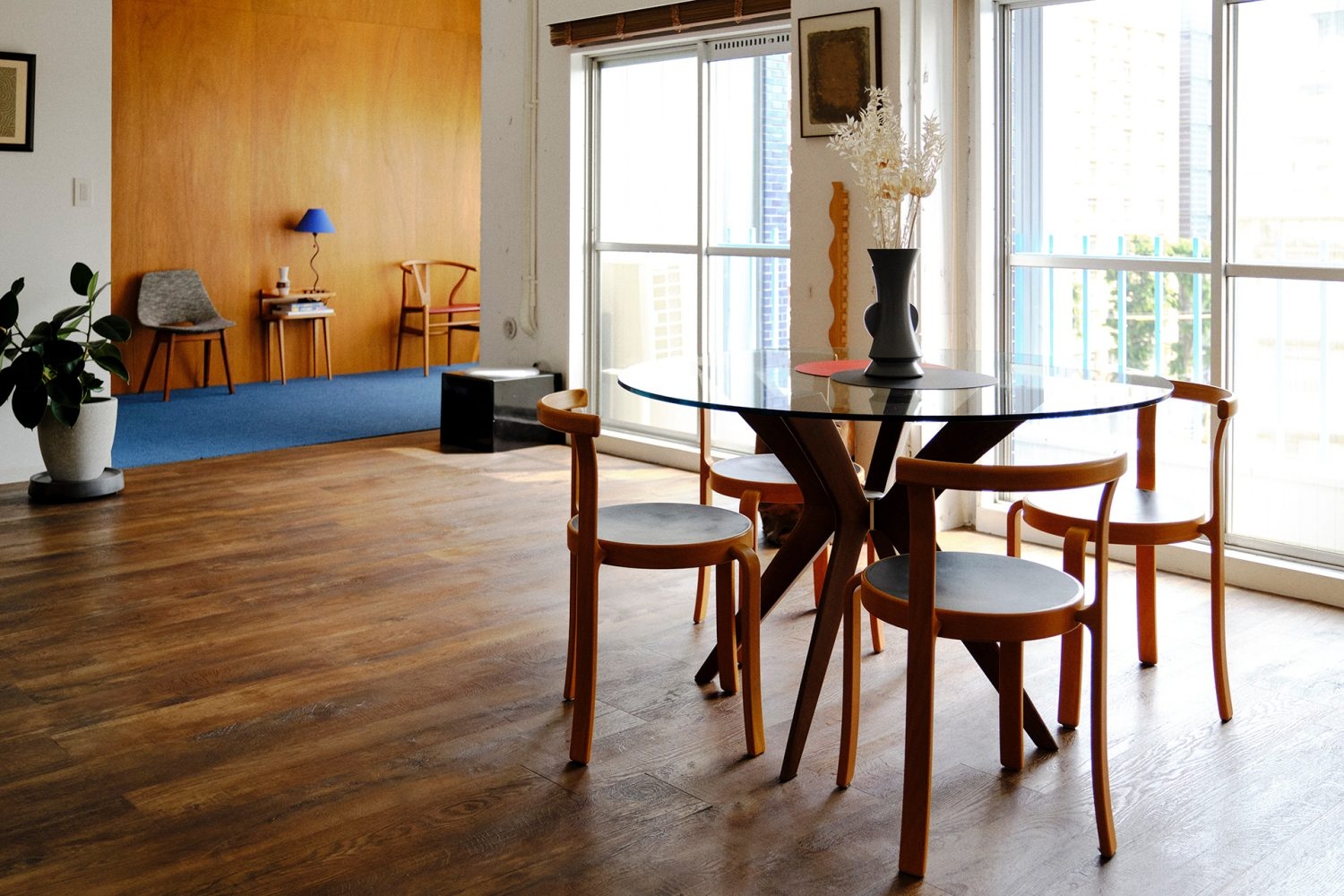 ブラインドを上げてさわやかな印象にも