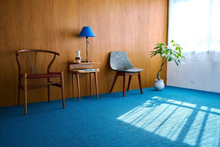 ブルーのカーペットとウッド壁のスペース