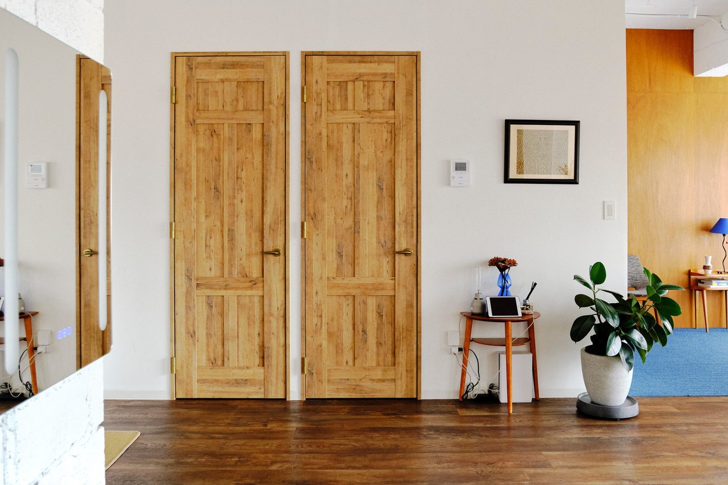 ナチュラルな雰囲気の木製扉がふたつ並ぶ