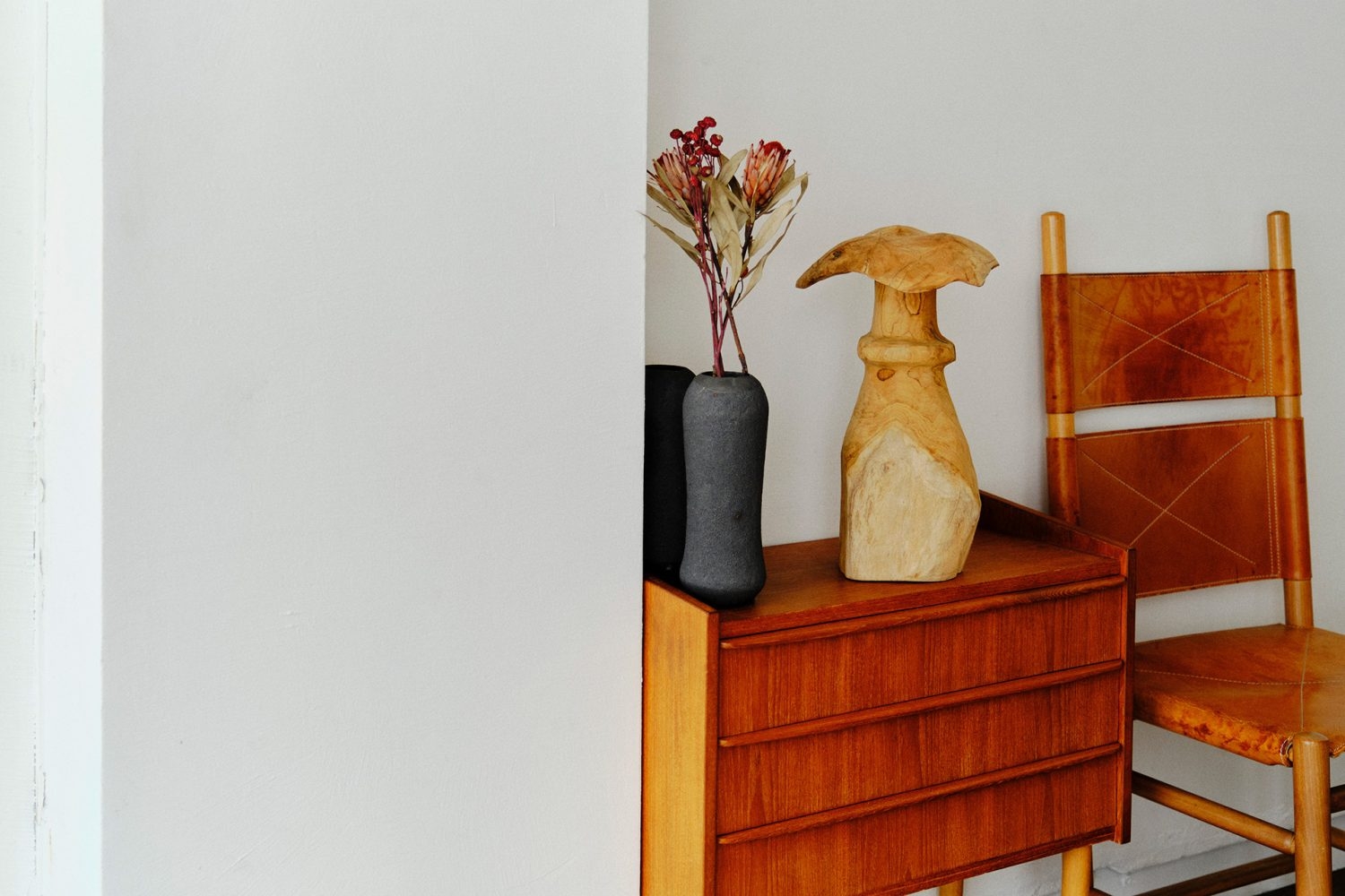 チェストに小物を配置して物撮りも