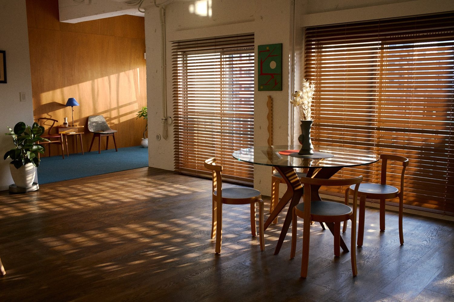 各所の窓から室内に差し込む印象的な光