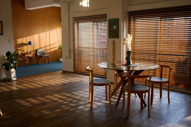 各所の窓から室内に差し込む印象的な光