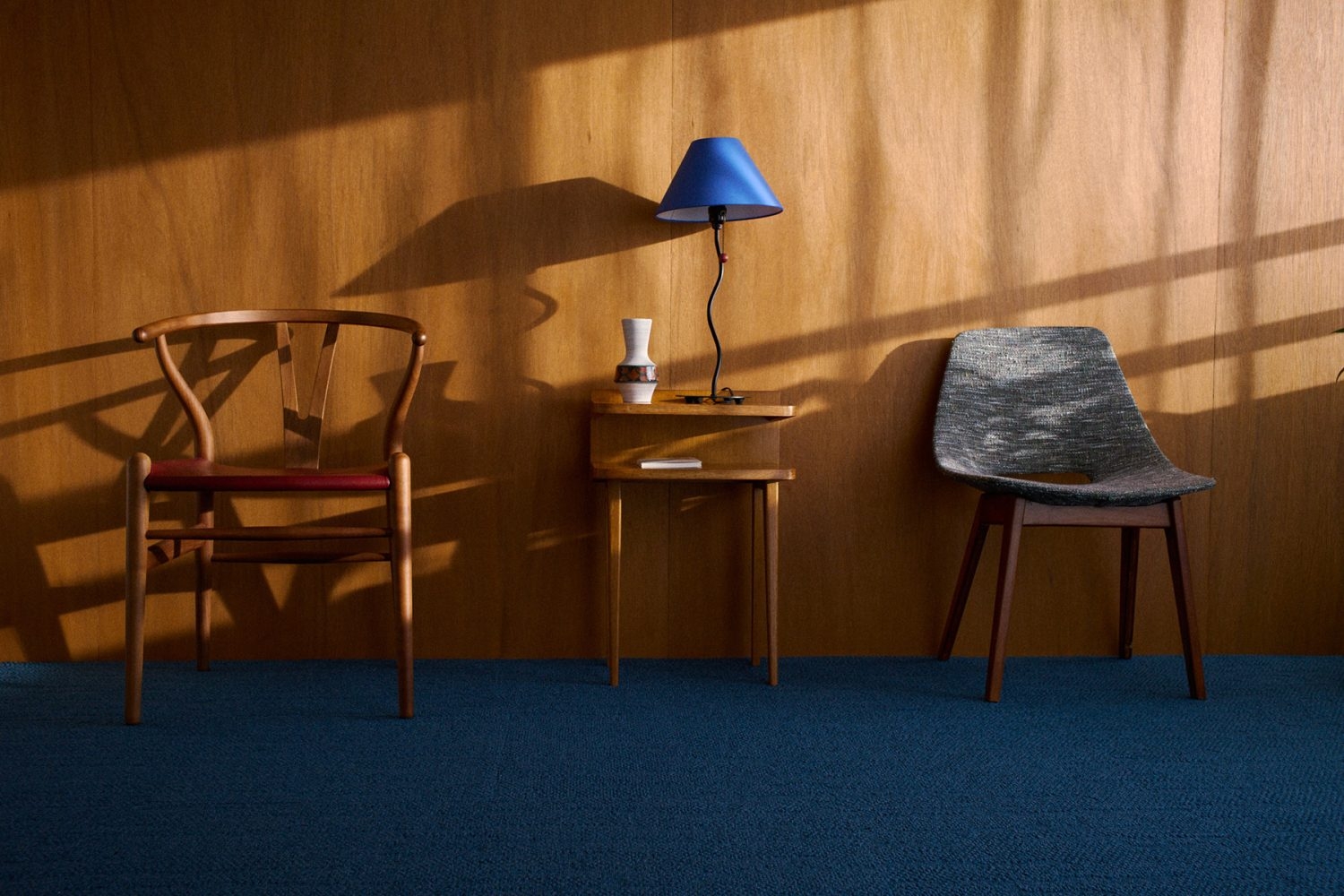 木壁に差し込む光と影