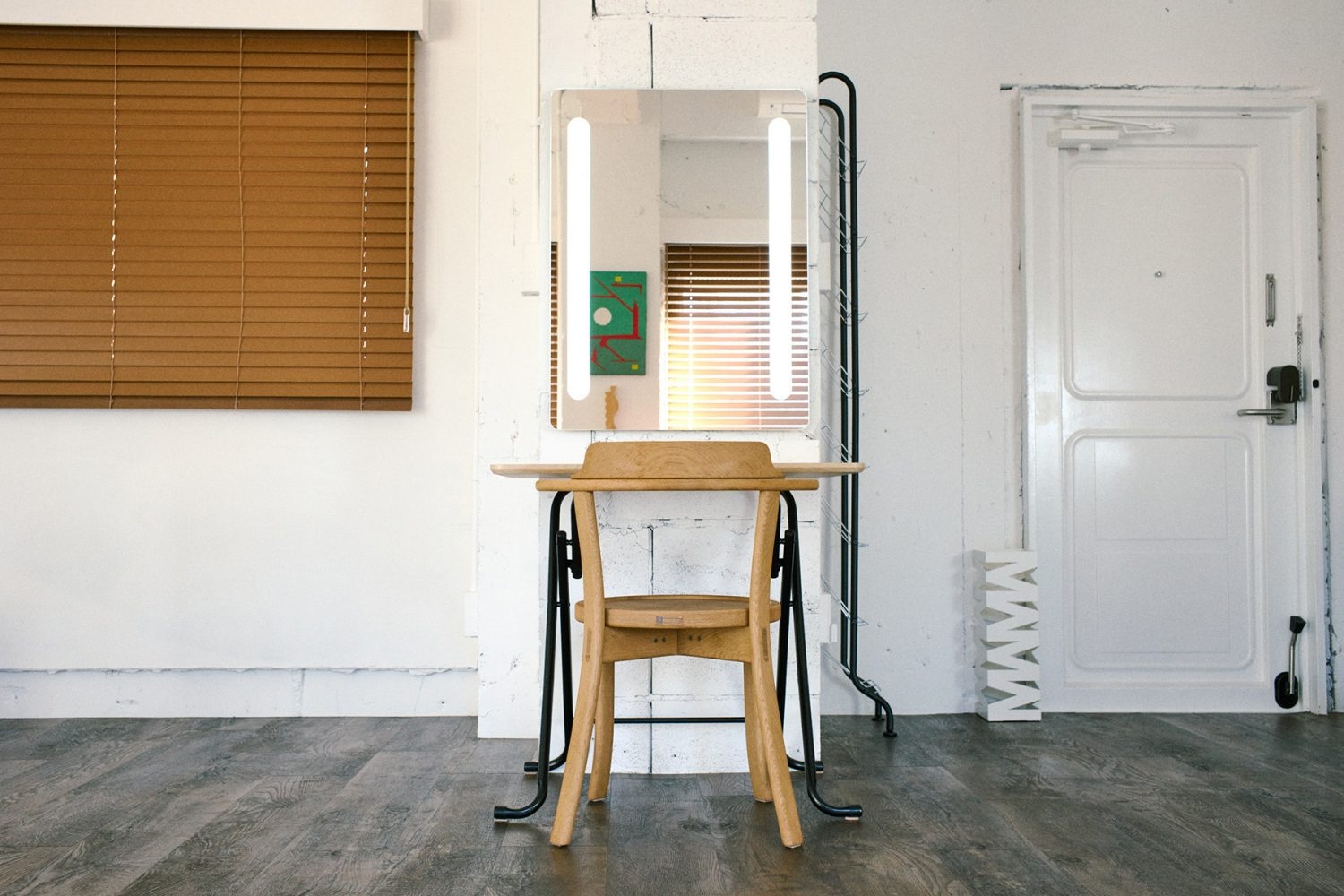 メイク台 / スタジオ入口