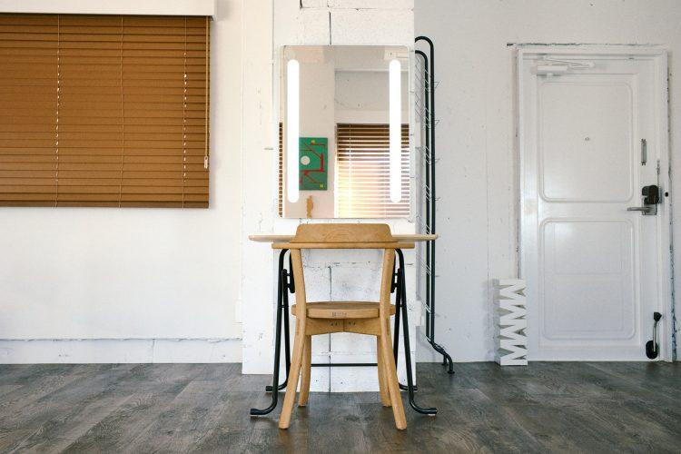 メイク台 / スタジオ入口