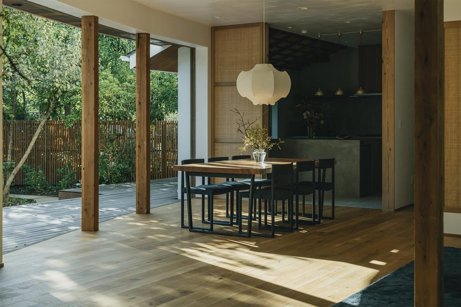 朝から光が綺麗なダイニング