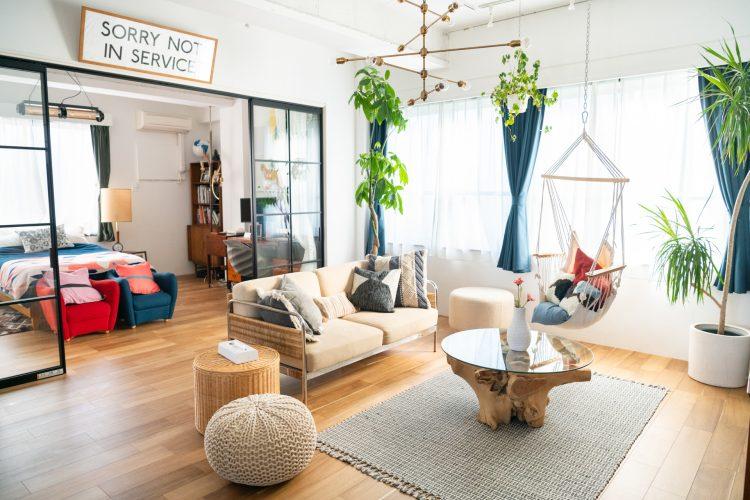 引き戸でつながるリビングとベッドルーム